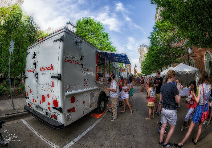 The Tootsie Truck at the Dogwood Arts Festival in Knoxville, Tennessee. Image source: http://bit.ly/1X1vwwv