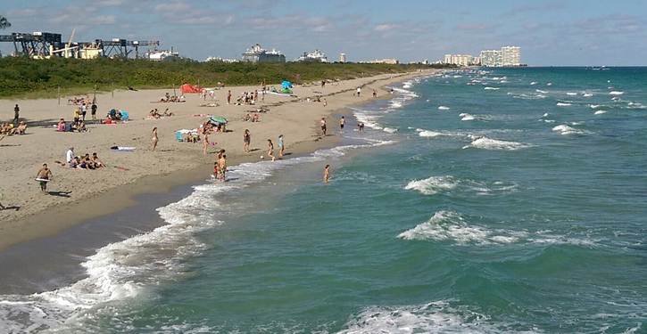 Beach near Hollywood, FL | http://bit.ly/2bRP8PC