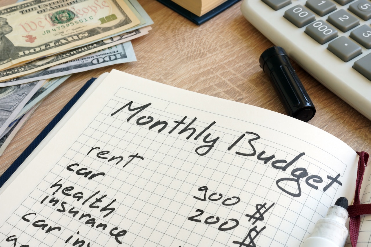 Budgeting for Savings: Smart Monthly Tips – Track, Cut, and Prioritize